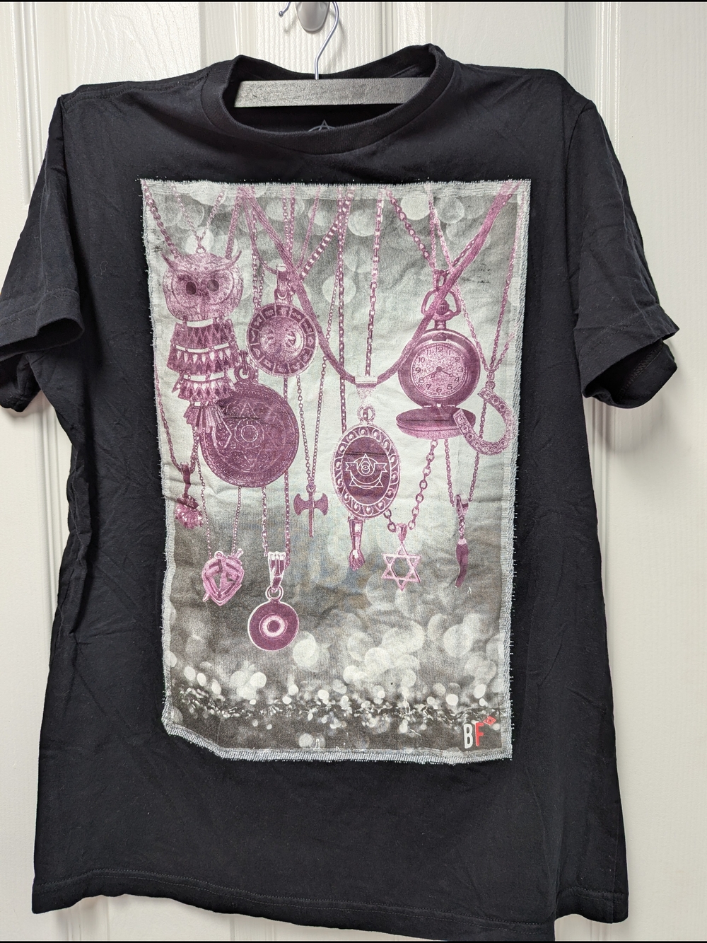 Black Short Sleeve Graphic Tee with Pink Pendant Print